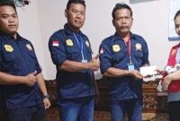 Ketua SISKOMPN Kediri Zainal Ikhsan Menyerahkan Donasi