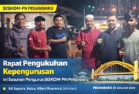 Pengurus dan anggota SISKOM-PN Pekanbaru berfoto bersama usai kegiatan rapat dan silaturahmi di salah satu lokasi pertemuan, sebagai bentuk mempererat solidaritas dan komunikasi antar pengemudi di wilayah Pekanbaru.