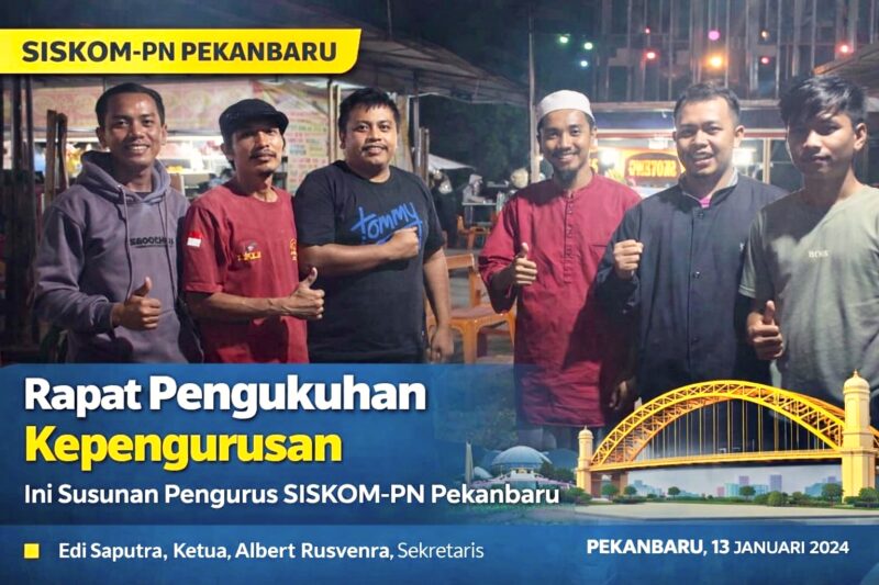 Pengurus dan anggota SISKOM-PN Pekanbaru berfoto bersama usai kegiatan rapat dan silaturahmi di salah satu lokasi pertemuan, sebagai bentuk mempererat solidaritas dan komunikasi antar pengemudi di wilayah Pekanbaru.