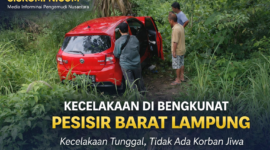 Kondisi kendaraan yang mengalami kecelakaan tunggal di wilayah Bengkunat, Pesisir Barat, Lampung, Jumat (19/1/2024). Terlihat sebuah mobil berwarna merah keluar dari badan jalan dan masuk ke area semak-semak, sementara sejumlah warga setempat memberikan bantuan dan memeriksa kondisi kendaraan. Peristiwa ini tidak menimbulkan korban jiwa. (Dok. SISKOMPN.COM)