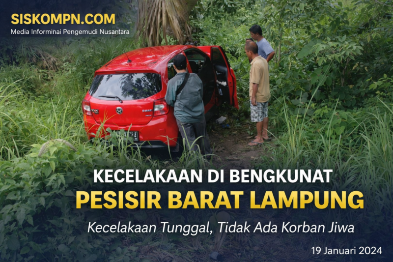 Kondisi kendaraan yang mengalami kecelakaan tunggal di wilayah Bengkunat, Pesisir Barat, Lampung, Jumat (19/1/2024). Terlihat sebuah mobil berwarna merah keluar dari badan jalan dan masuk ke area semak-semak, sementara sejumlah warga setempat memberikan bantuan dan memeriksa kondisi kendaraan. Peristiwa ini tidak menimbulkan korban jiwa. (Dok. SISKOMPN.COM)