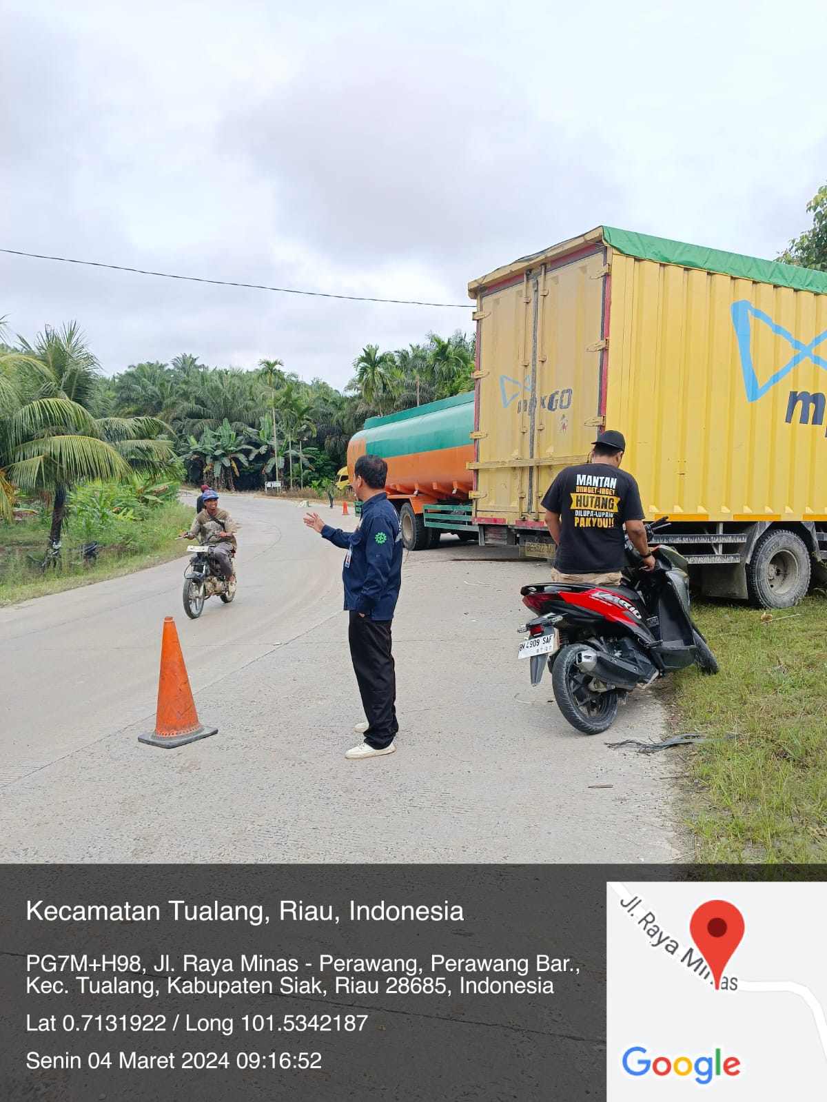 Donal Antoni Pengurus SISKOM-PN Memberikan Support Terhadap Situasi Di Lokasi Kejadian 