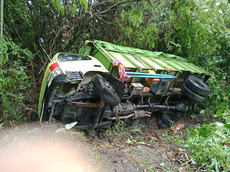 Evakuasi Korban Kecelakaan Tunggal oleh SISKOM-PN Lampung dan RM Simpang Raya AJO Bengkunat