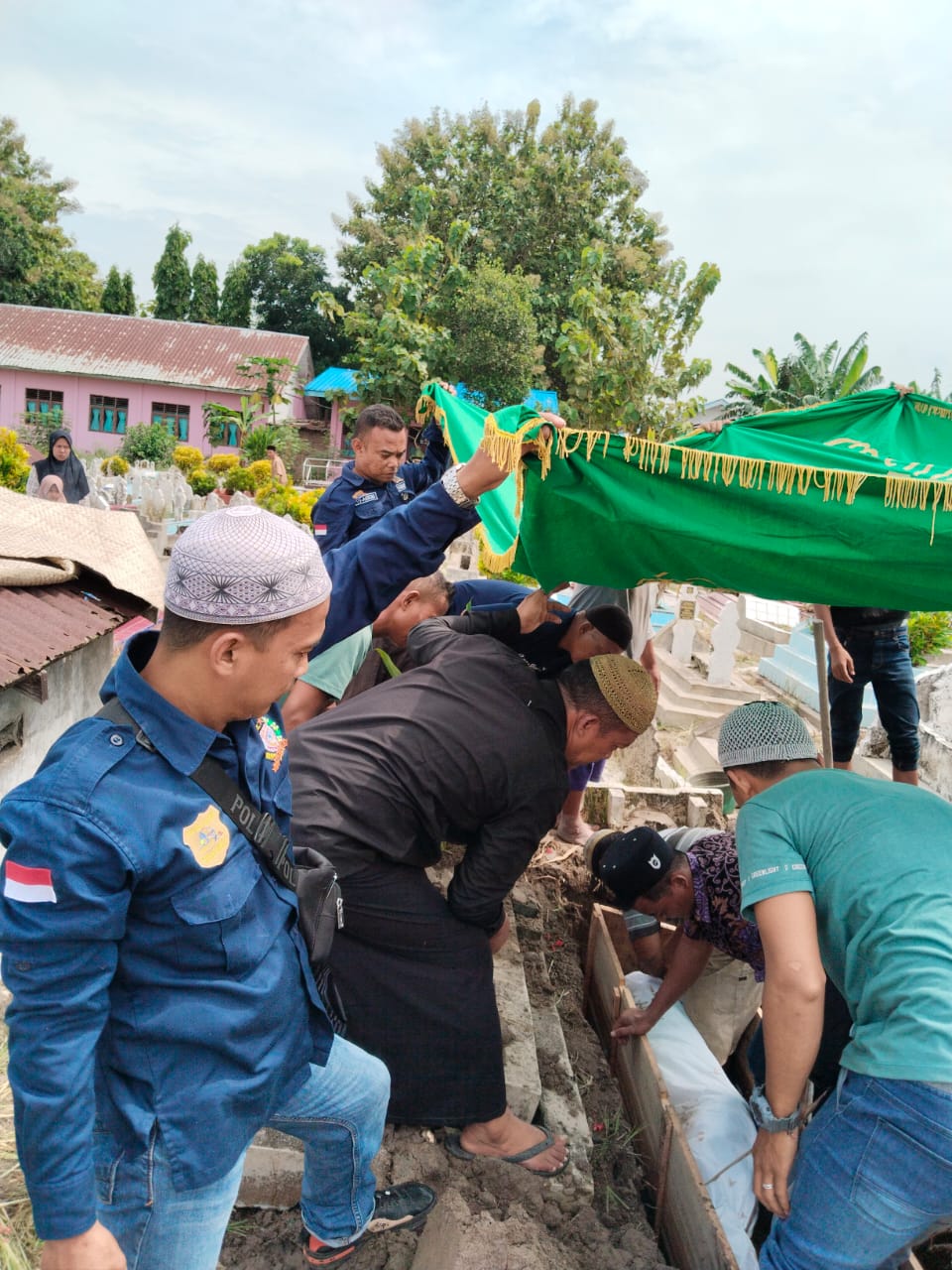 Proses Pemakaman Ayahanda Ketua SISKOM-PN Propinsi Sumatera Utara