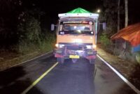 Truk gandeng mogok di area tikungan 