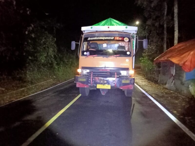 Truk gandeng mogok di area tikungan 