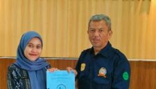 Sudarnoto (PI-A14BEJ) Ketua SISKOM-PN kota Surakarta Serahkan Dokumen 