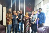 Foto Bersama Ibu Elsa Syarif dan Bapak Vidy 