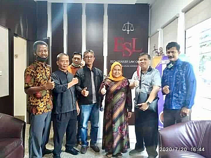 Foto Bersama Ibu Elsa Syarif dan Bapak Vidy 