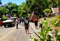 Di Duga Bus Pariwisata Tersebut Blong Rem