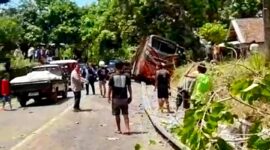 Di Duga Bus Pariwisata Tersebut Blong Rem