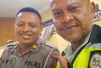 Kanit GAKUM Satlantas Polresta Cirebon, Iptu Mei Hadi Kusuma, Bersama Dedi Djunaidi pengurus SISKOM-PN Cirebon.