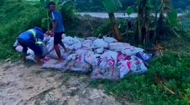 Gerak Cepat Warga dan Relawan Memperbaiki Tanggul Sungai 