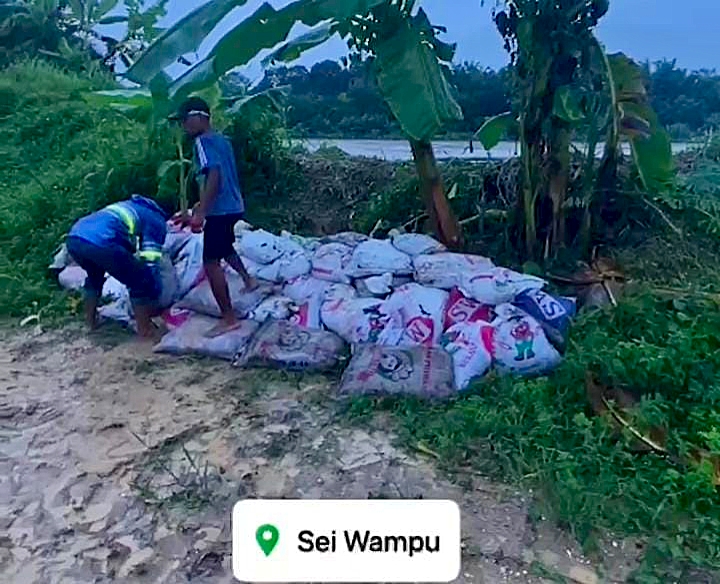 Gerak Cepat Warga dan Relawan Memperbaiki Tanggul Sungai 
