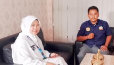 Lurah Kosambi Barat, Ibu Hj. Aal Laela Nur Aliyah, S.KM., M.IP., Bersama Sekretaris Ranting Kosambi Carba