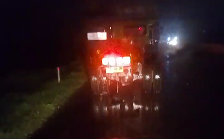 Solidaritas Pengemudi: Bondan Bantu Sopir Mogok di Tol Pemalang–Cirebon Saat Hujan Gerimis