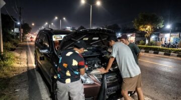 Ketua SISKOM-PN Ranting Kosambi Turun Langsung Bantu Pengemudi Alami Kendala Mesin