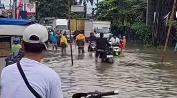 Hujan Deras Picu Banjir di Jatiuwung Tangerang, Arus Lalu Lintas Macet Total