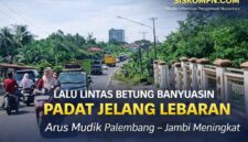 Kondisi arus lalu lintas di ruas Jalan Lintas Timur Palembang – Jambi, tepatnya di Kecamatan Betung, Kabupaten Banyuasin, Sumatera Selatan, Selasa (17/3/2026) pukul 10.12 WIB. Terlihat kendaraan roda dua, mobil pribadi, dan truk logistik bergerak padat merayap dari kedua arah. Kepadatan ini dipicu meningkatnya arus mudik serta aktivitas masyarakat menjelang Hari Raya Idul Fitri. (Sumber: Eko Prasetyo/@nafin296)