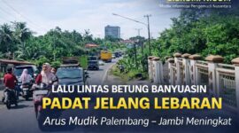 Kondisi arus lalu lintas di ruas Jalan Lintas Timur Palembang – Jambi, tepatnya di Kecamatan Betung, Kabupaten Banyuasin, Sumatera Selatan, Selasa (17/3/2026) pukul 10.12 WIB. Terlihat kendaraan roda dua, mobil pribadi, dan truk logistik bergerak padat merayap dari kedua arah. Kepadatan ini dipicu meningkatnya arus mudik serta aktivitas masyarakat menjelang Hari Raya Idul Fitri. (Sumber: Eko Prasetyo/@nafin296)