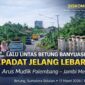 Kondisi arus lalu lintas di ruas Jalan Lintas Timur Palembang – Jambi, tepatnya di Kecamatan Betung, Kabupaten Banyuasin, Sumatera Selatan, Selasa (17/3/2026) pukul 10.12 WIB. Terlihat kendaraan roda dua, mobil pribadi, dan truk logistik bergerak padat merayap dari kedua arah. Kepadatan ini dipicu meningkatnya arus mudik serta aktivitas masyarakat menjelang Hari Raya Idul Fitri. (Sumber: Eko Prasetyo/@nafin296)