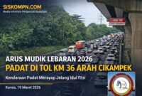 Kondisi arus lalu lintas di KM 36 arah Cikampek tampak padat merayap, dengan antrean kendaraan memenuhi ruas jalan tol. Kepadatan dipicu meningkatnya volume kendaraan pada periode aktivitas menjelang waktu berbuka puasa.
