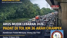 Kondisi arus lalu lintas di KM 36 arah Cikampek tampak padat merayap, dengan antrean kendaraan memenuhi ruas jalan tol. Kepadatan dipicu meningkatnya volume kendaraan pada periode aktivitas menjelang waktu berbuka puasa.