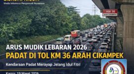 Kondisi arus lalu lintas di KM 36 arah Cikampek tampak padat merayap, dengan antrean kendaraan memenuhi ruas jalan tol. Kepadatan dipicu meningkatnya volume kendaraan pada periode aktivitas menjelang waktu berbuka puasa.