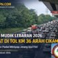 Kondisi arus lalu lintas di KM 36 arah Cikampek tampak padat merayap, dengan antrean kendaraan memenuhi ruas jalan tol. Kepadatan dipicu meningkatnya volume kendaraan pada periode aktivitas menjelang waktu berbuka puasa.