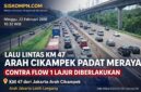 Kondisi lalu lintas di KM 47 arah Cikampek terpantau padat merayap dengan antrean kendaraan yang cukup panjang, sementara jalur sebaliknya menuju Jakarta terlihat lebih lancar.