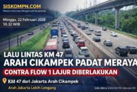 Kondisi lalu lintas di KM 47 arah Cikampek terpantau padat merayap dengan antrean kendaraan yang cukup panjang, sementara jalur sebaliknya menuju Jakarta terlihat lebih lancar.