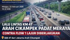 Kondisi lalu lintas di KM 47 arah Cikampek terpantau padat merayap dengan antrean kendaraan yang cukup panjang, sementara jalur sebaliknya menuju Jakarta terlihat lebih lancar.