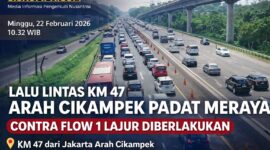 Kondisi lalu lintas di KM 47 arah Cikampek terpantau padat merayap dengan antrean kendaraan yang cukup panjang, sementara jalur sebaliknya menuju Jakarta terlihat lebih lancar.