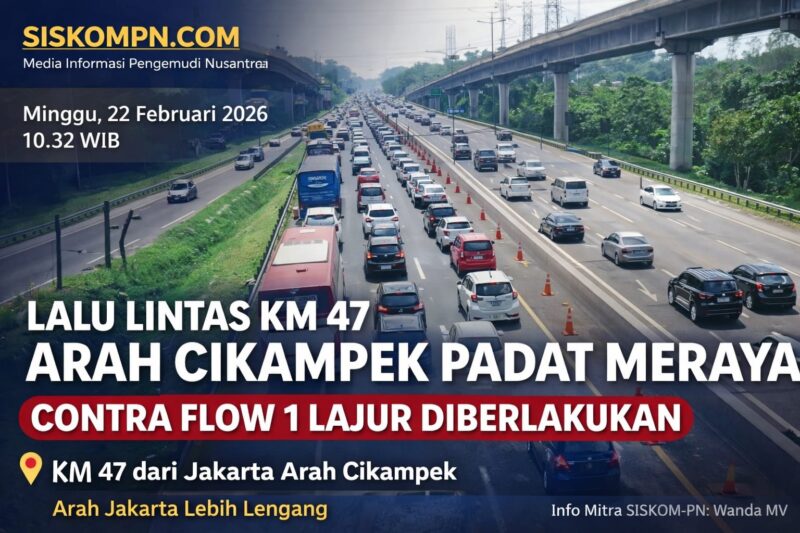 Kondisi lalu lintas di KM 47 arah Cikampek terpantau padat merayap dengan antrean kendaraan yang cukup panjang, sementara jalur sebaliknya menuju Jakarta terlihat lebih lancar.