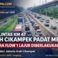 Kondisi lalu lintas di KM 47 arah Cikampek terpantau padat merayap dengan antrean kendaraan yang cukup panjang, sementara jalur sebaliknya menuju Jakarta terlihat lebih lancar.