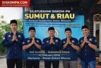 Pengurus SISKOM-PN Provinsi Sumatera Utara bersama perwakilan SISKOM-PN Provinsi Riau berfoto bersama usai kegiatan silaturahmi di Sekretariat SISKOM-PN Deli Serdang, Minggu (22/2/2026), dalam suasana hangat dan penuh kebersamaan.