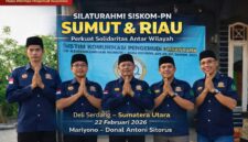 Pengurus SISKOM-PN Provinsi Sumatera Utara bersama perwakilan SISKOM-PN Provinsi Riau berfoto bersama usai kegiatan silaturahmi di Sekretariat SISKOM-PN Deli Serdang, Minggu (22/2/2026), dalam suasana hangat dan penuh kebersamaan.