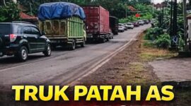 Kemacetan panjang terjadi di KM 67 Betung akibat truk patah as di jalur Palembang–Jambi. Arus balik Lebaran 2026 tersendat, sementara pengendara yang mendahului memperparah kondisi. Petugas kepolisian sigap turun tangan mengatur lalu lintas agar kembali lancar.