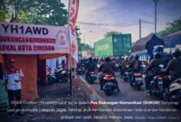 Kondisi arus lalu lintas di jalur utama Kota Cirebon tampak padat oleh kendaraan roda dua dan roda empat, Selasa (17/3/2026). Terlihat posko dan spanduk komunikasi lokal turut berdiri di pinggir jalan sebagai bagian dari dukungan pengaturan arus kendaraan. Kepadatan terjadi akibat meningkatnya mobilitas masyarakat menjelang Hari Raya Idul Fitri. (Dok. SISKOMPN.COM)
