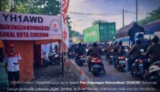 Kondisi arus lalu lintas di jalur utama Kota Cirebon tampak padat oleh kendaraan roda dua dan roda empat, Selasa (17/3/2026). Terlihat posko dan spanduk komunikasi lokal turut berdiri di pinggir jalan sebagai bagian dari dukungan pengaturan arus kendaraan. Kepadatan terjadi akibat meningkatnya mobilitas masyarakat menjelang Hari Raya Idul Fitri. (Dok. SISKOMPN.COM)