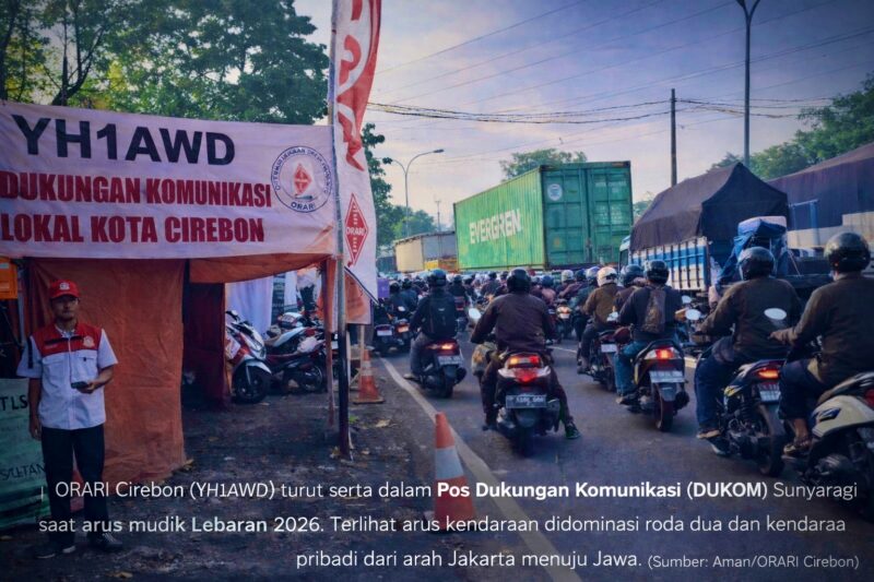 Kondisi arus lalu lintas di jalur utama Kota Cirebon tampak padat oleh kendaraan roda dua dan roda empat, Selasa (17/3/2026). Terlihat posko dan spanduk komunikasi lokal turut berdiri di pinggir jalan sebagai bagian dari dukungan pengaturan arus kendaraan. Kepadatan terjadi akibat meningkatnya mobilitas masyarakat menjelang Hari Raya Idul Fitri. (Dok. SISKOMPN.COM)