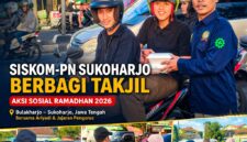 Suasana kebersamaan terlihat saat anggota SISKOM-PN Sukoharjo membagikan takjil kepada pengguna jalan. Antusiasme masyarakat menunjukkan apresiasi terhadap kegiatan sosial yang dilakukan organisasi. (Dok. SISKOMPN.COM)