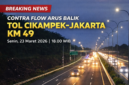 Kondisi arus lalu lintas di Tol Cikampek KM 49 arah Jakarta tampak padat saat sore hari, dengan penerapan contra flow untuk mengurai kepadatan kendaraan yang didominasi mobil pribadi.