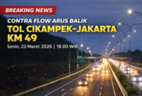 Kondisi arus lalu lintas di Tol Cikampek KM 49 arah Jakarta tampak padat saat sore hari, dengan penerapan contra flow untuk mengurai kepadatan kendaraan yang didominasi mobil pribadi.