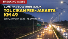 Kondisi arus lalu lintas di Tol Cikampek KM 49 arah Jakarta tampak padat saat sore hari, dengan penerapan contra flow untuk mengurai kepadatan kendaraan yang didominasi mobil pribadi.