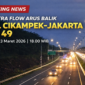 Kondisi arus lalu lintas di Tol Cikampek KM 49 arah Jakarta tampak padat saat sore hari, dengan penerapan contra flow untuk mengurai kepadatan kendaraan yang didominasi mobil pribadi.