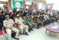 Penyerahan penghargaan tokoh budayawan nasional pada Festival Pencak Silat IPSI Cup VI di Gedung Juang Sukabumi