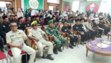 Penyerahan penghargaan tokoh budayawan nasional pada Festival Pencak Silat IPSI Cup VI di Gedung Juang Sukabumi