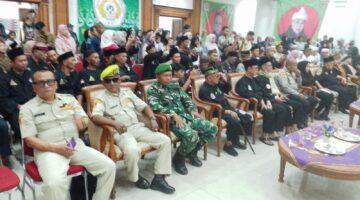 Penyerahan penghargaan tokoh budayawan nasional pada Festival Pencak Silat IPSI Cup VI di Gedung Juang Sukabumi