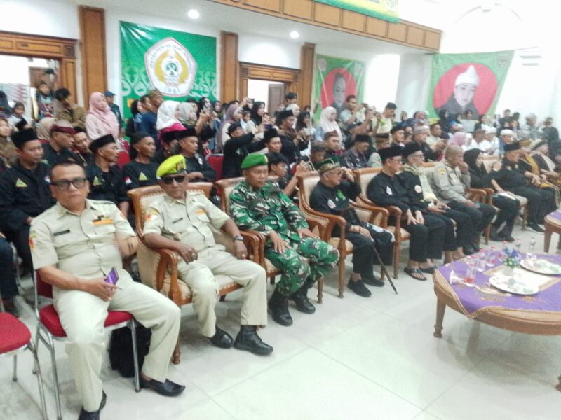 Penyerahan penghargaan tokoh budayawan nasional pada Festival Pencak Silat IPSI Cup VI di Gedung Juang Sukabumi